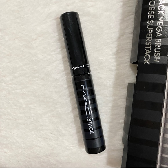 MAC Stack Super Stack Mega Brush Mascara Mini - Black - Picture 2 of 3